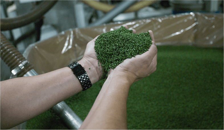 image of hands holding pieces of SYNLawn turf