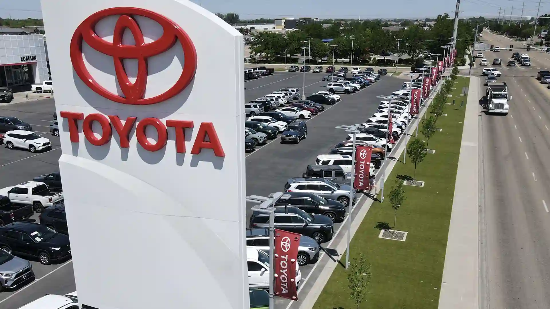 image of artificial grass medians and landscaping at Edmark Toyota car dealership at Edmark Toyota in Nampa Idaho