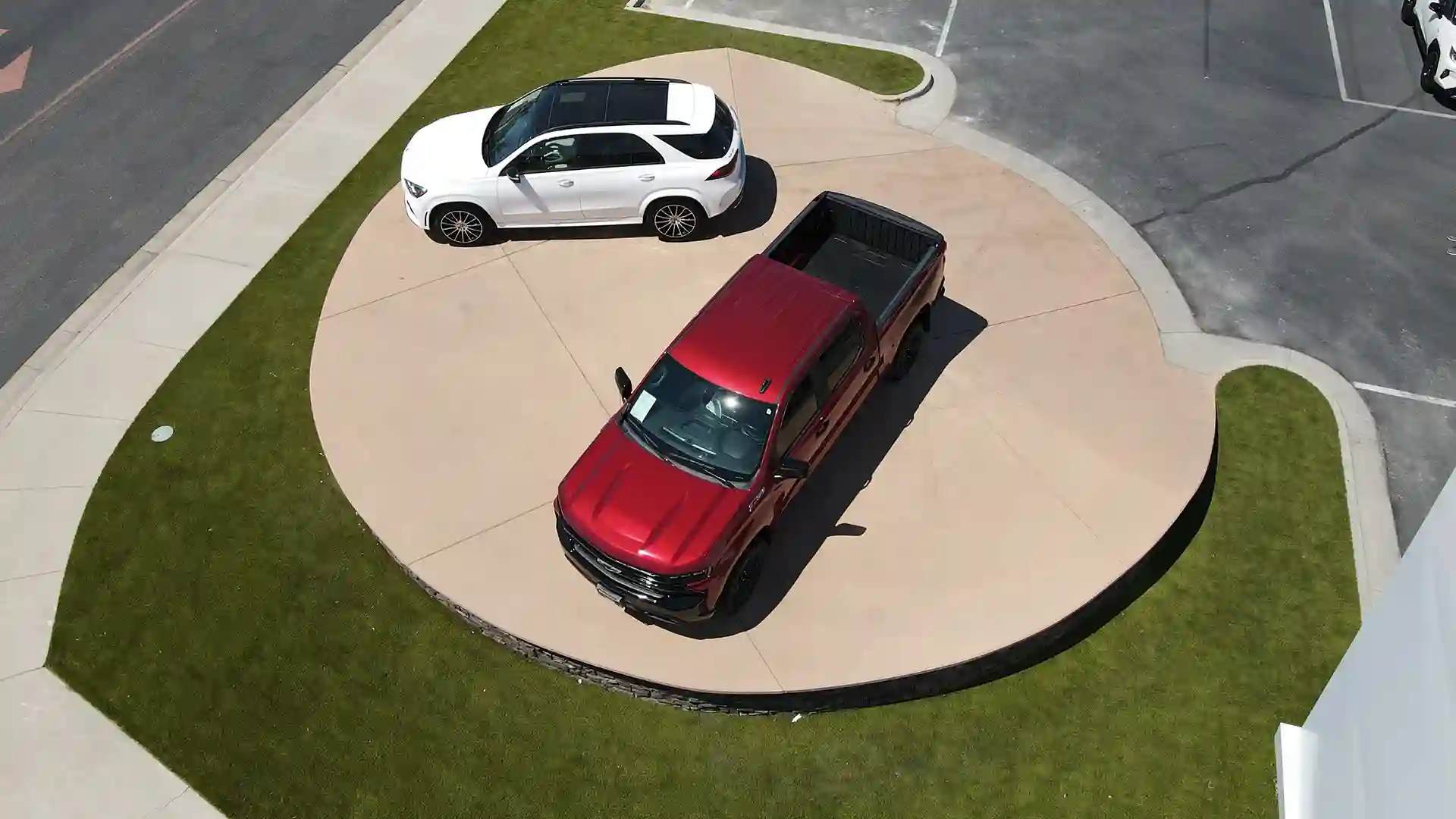 image of artificial grass medians and landscaping at Edmark Toyota car dealership at Edmark Toyota in Nampa Idaho