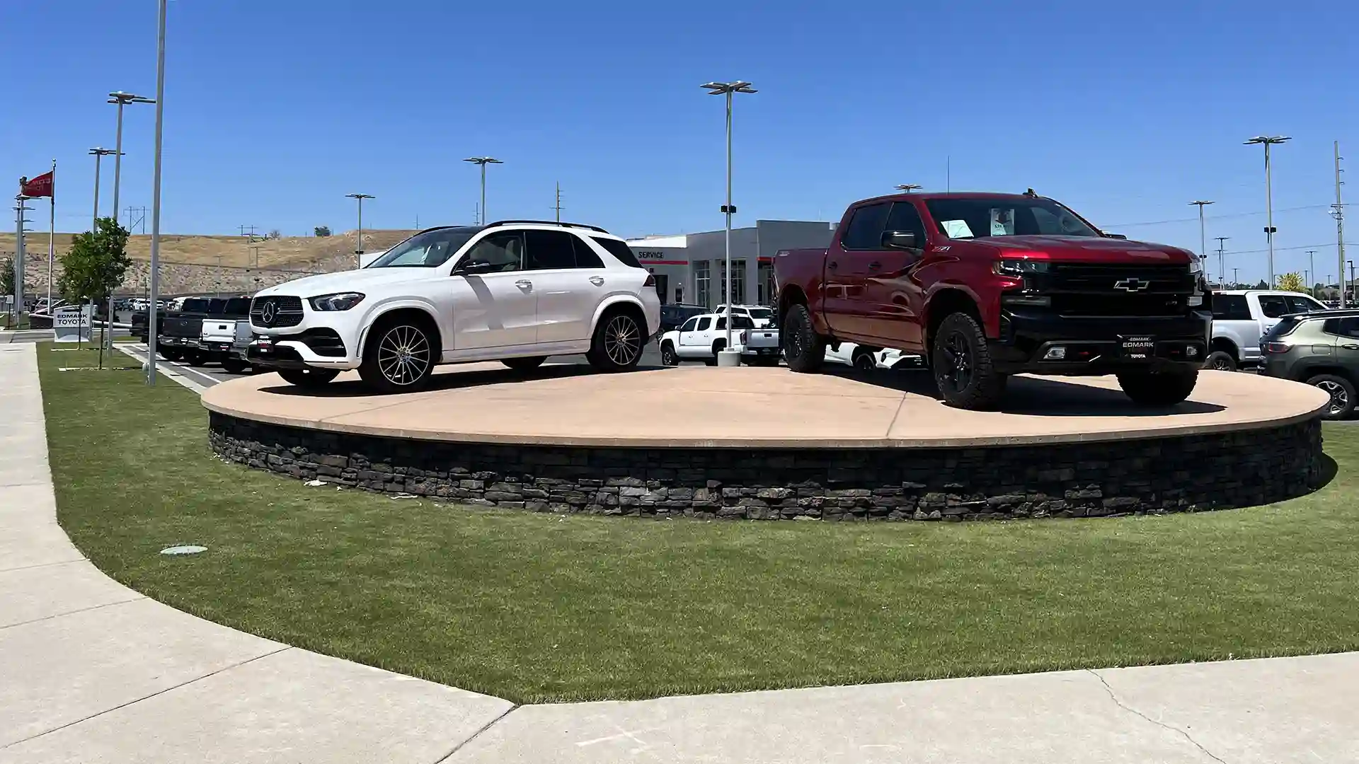 image of artificial grass medians and landscaping at Edmark Toyota car dealership at Edmark Toyota in Nampa Idaho